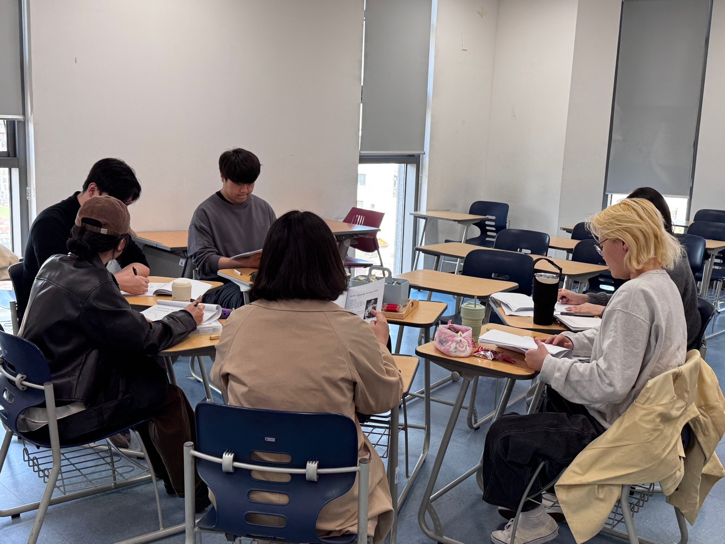 둥글게 앉아서 교육(전임상담사1명, 재학생 5명)