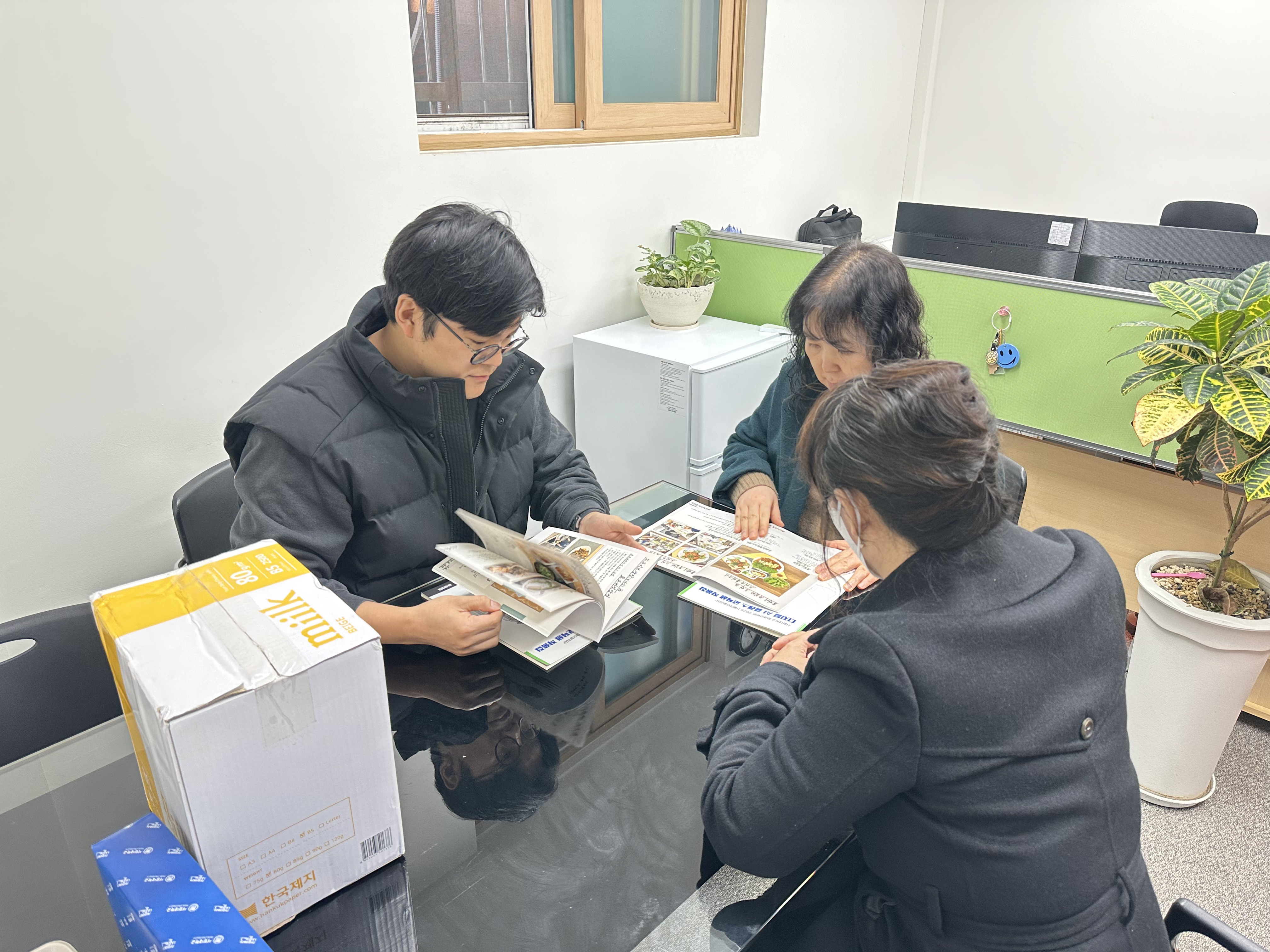 중랑구 가족센터_01_책자 전달 사진_20251111_회의