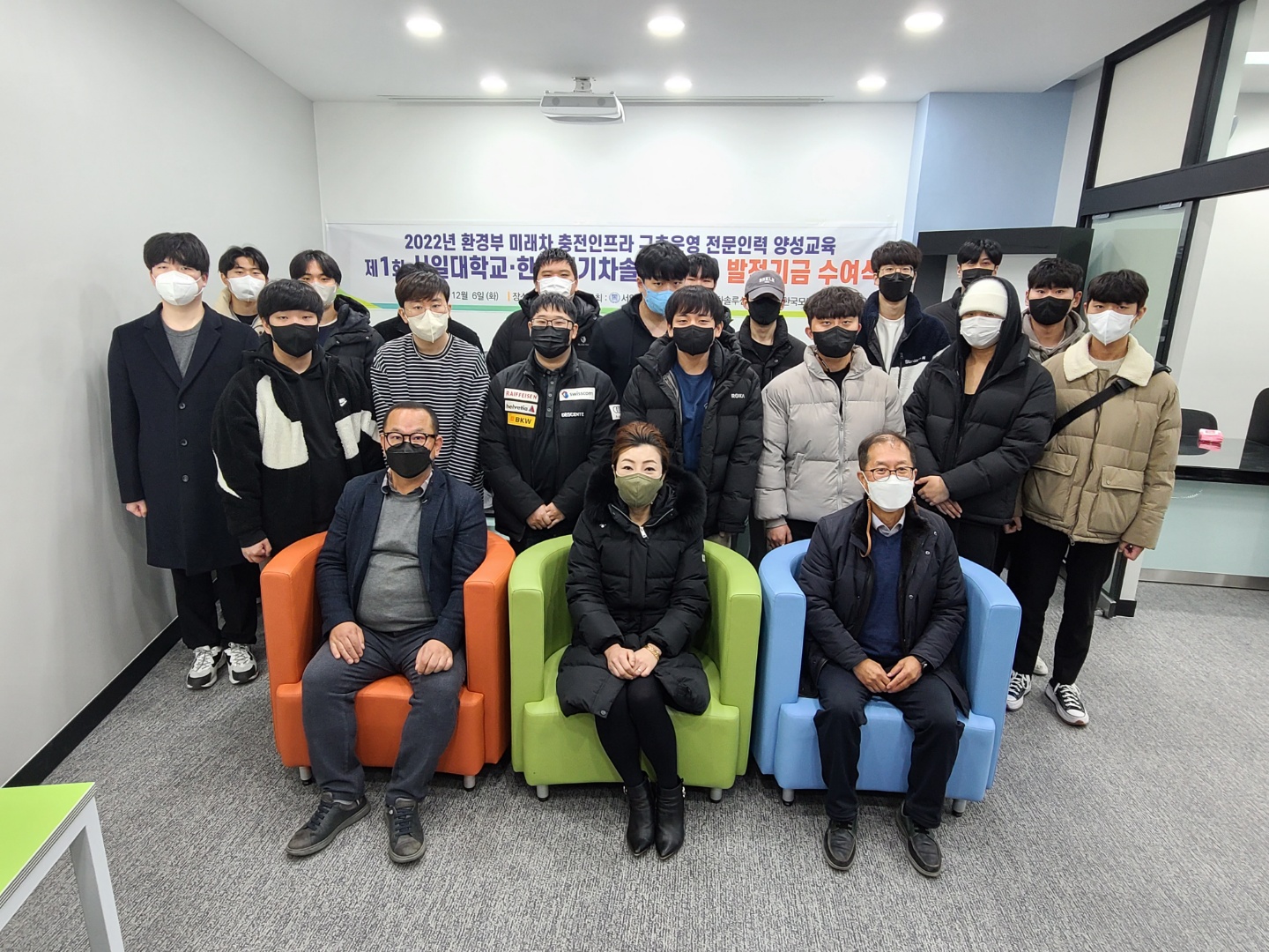 자동차는 미래를 향하여 빠르게 발전하고 있습니다. 그 중 선두 주자로 전기자동차를 들 수가