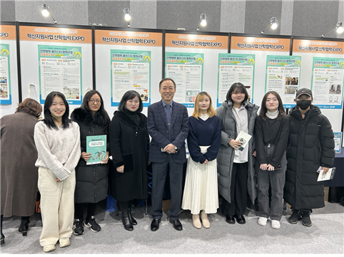 ▲ 오선 총장과 한주리 지도교수 및 미디어출판학과 클러스터팀 일동
