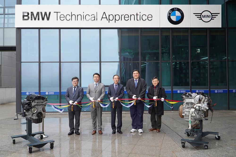 BMW 어프렌티스 현판 거치 기념 커팅식 대표이미지