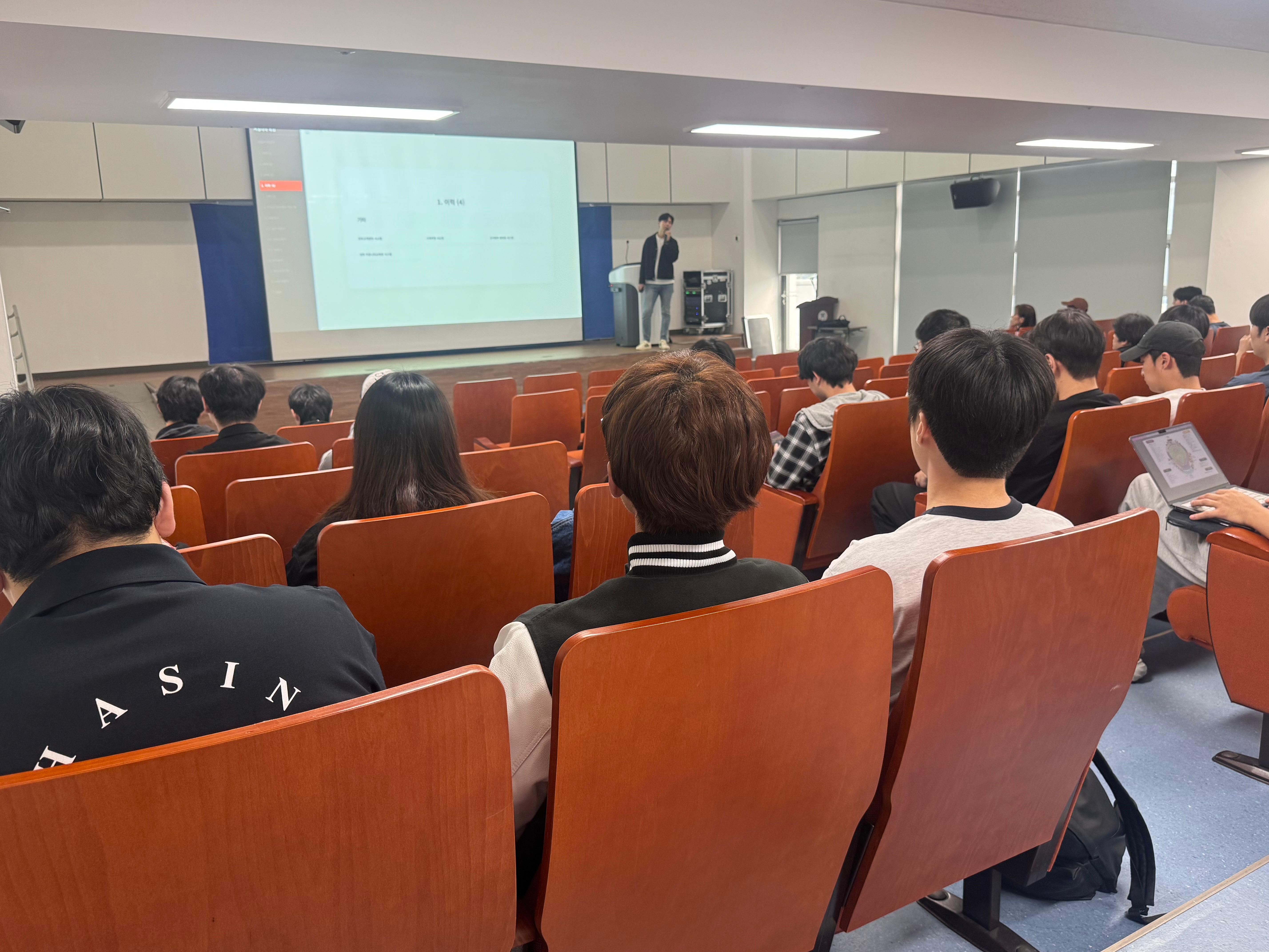 "개발자의 길, 17년 선배가 알려준다"... 졸업생 초청 커리어 특강  IT 분야 현직자가 전하는 실무 경험과 커리어 개발 전략 대표이미지